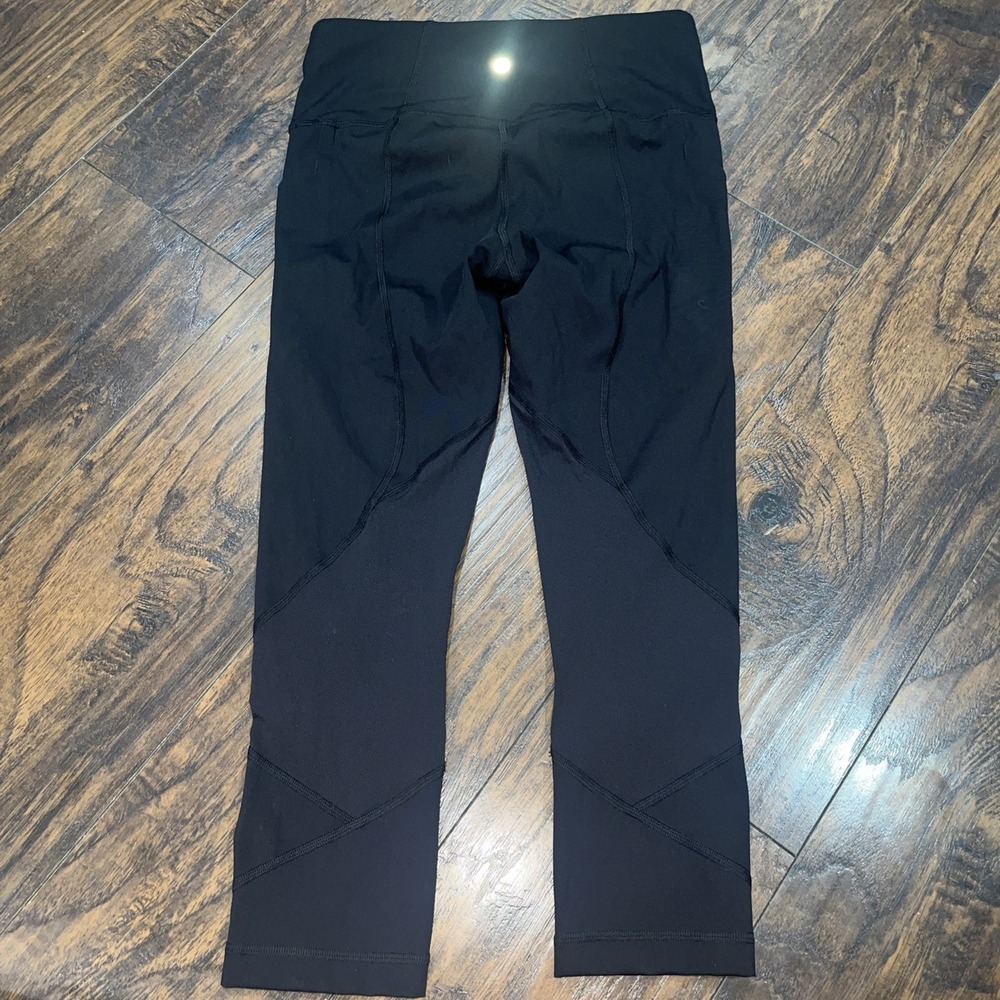 Lululemon Black Crop Leggings Size 6 Mid Rise Side Pockets Waistband Pockets